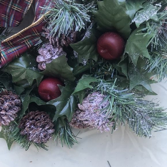 Red cardinal winter wreath never used vintage decor pine cones and apples - Picture 4 of 5